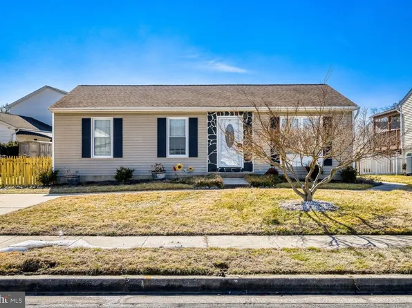 9 Francis Green Cir, Essex, MD 21221