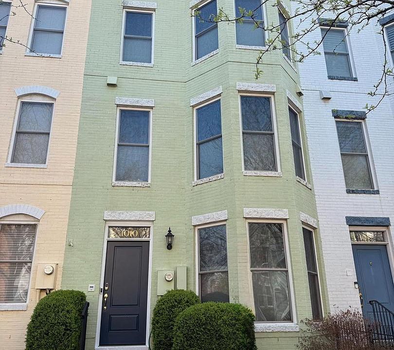 1st image of 1010 4th St SE