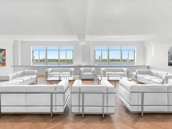 140 Riverside Drive image 2 of 12