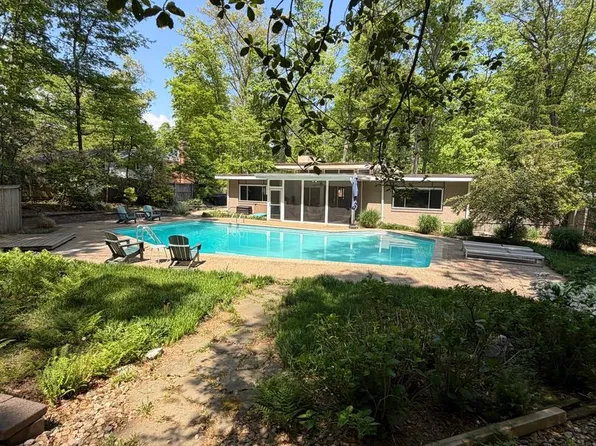 9203 Saint Marks Pl, Fairfax, VA 22031