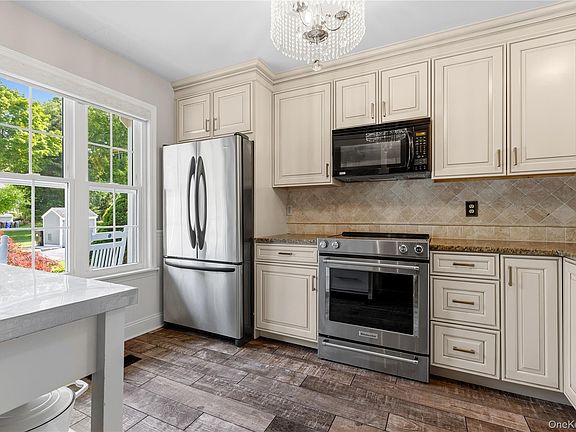 5th image of 204 Twin Brook Court