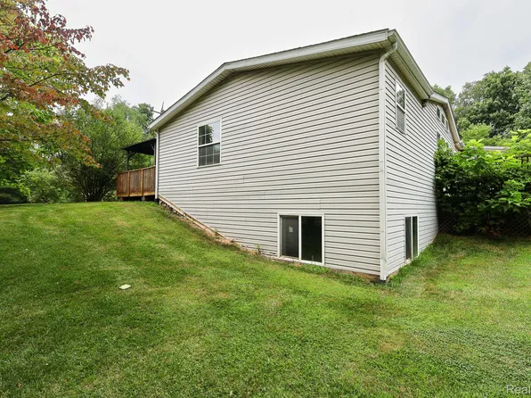 9386 Henderson Rd, Otisville, MI 48463