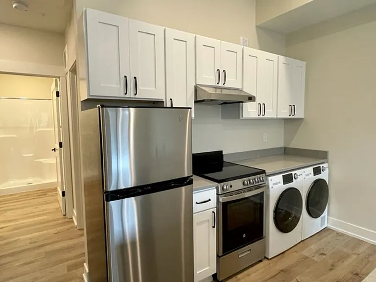 Beautiful Studio and One Bedrooms West Grand Neighborhood — Photo 11