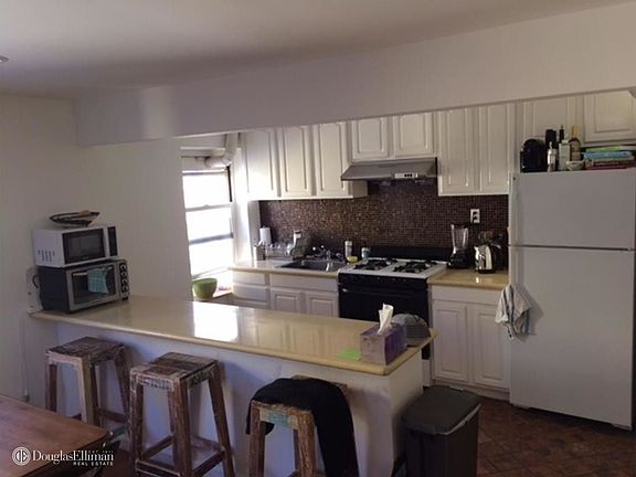 3rd image of 208 Centre St APT 5