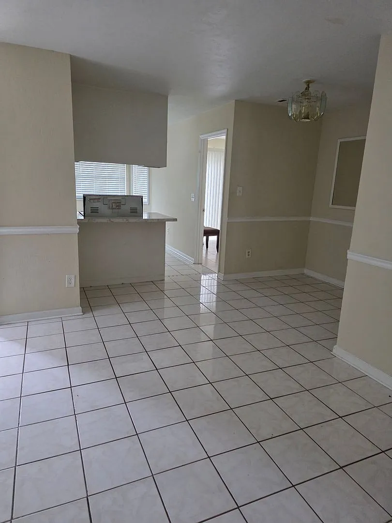 Convenient Living Near Lincoln High 3725 Sutor Court — Photo 3