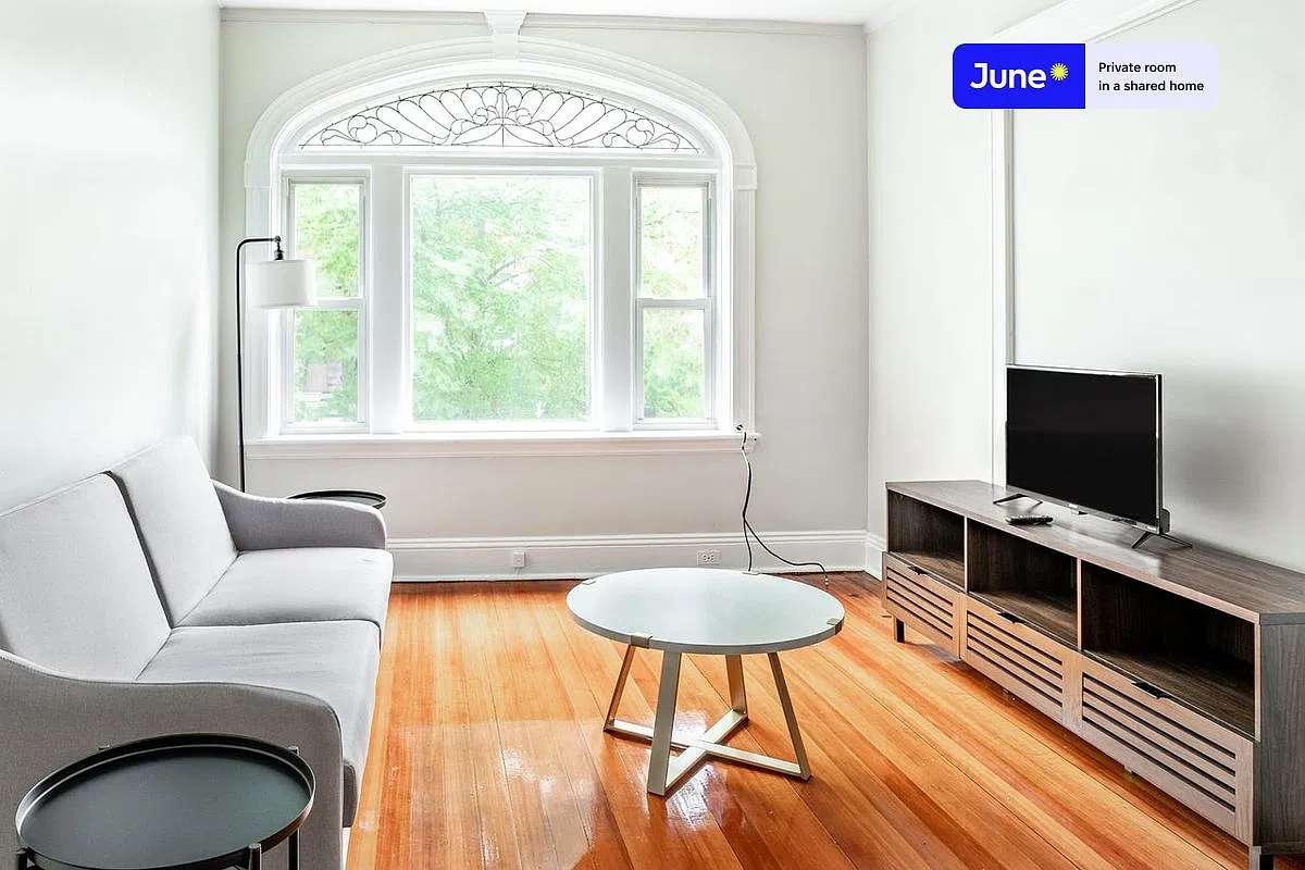 Queen bedroom in 4 bed/2 bath home in Brookline #1923 E — Photo 2