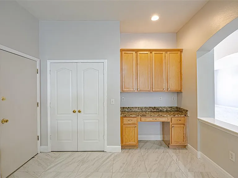 1914 Samantha Ln — Photo 14