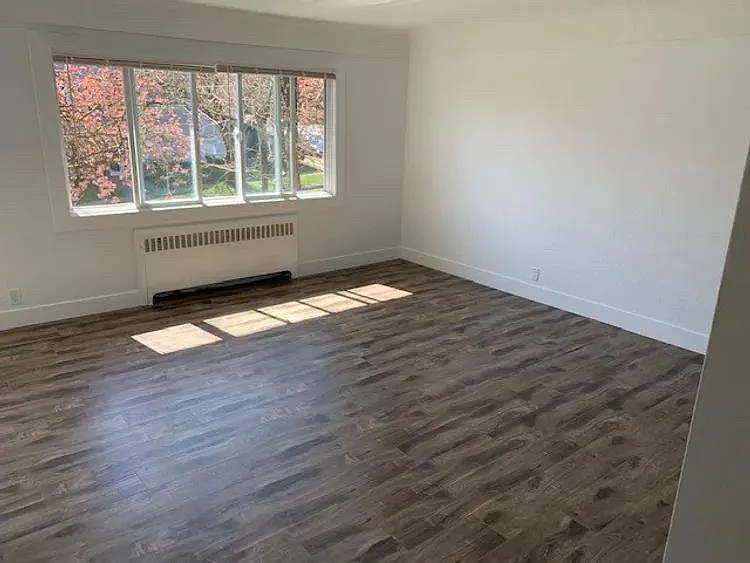 989 West 20th Avenue — Photo 4