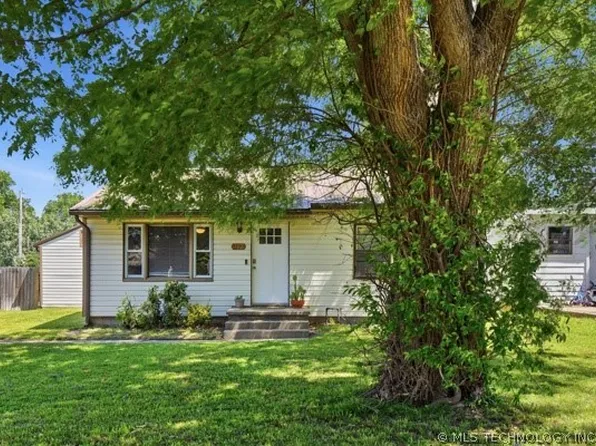 302 E 12th St, Claremore, OK 74017