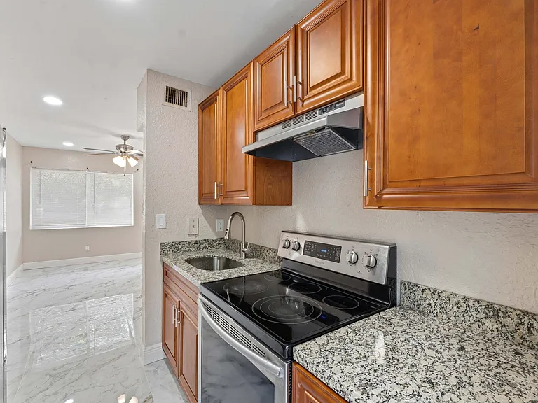 166 SW 3rd St #A-D — Photo 11
