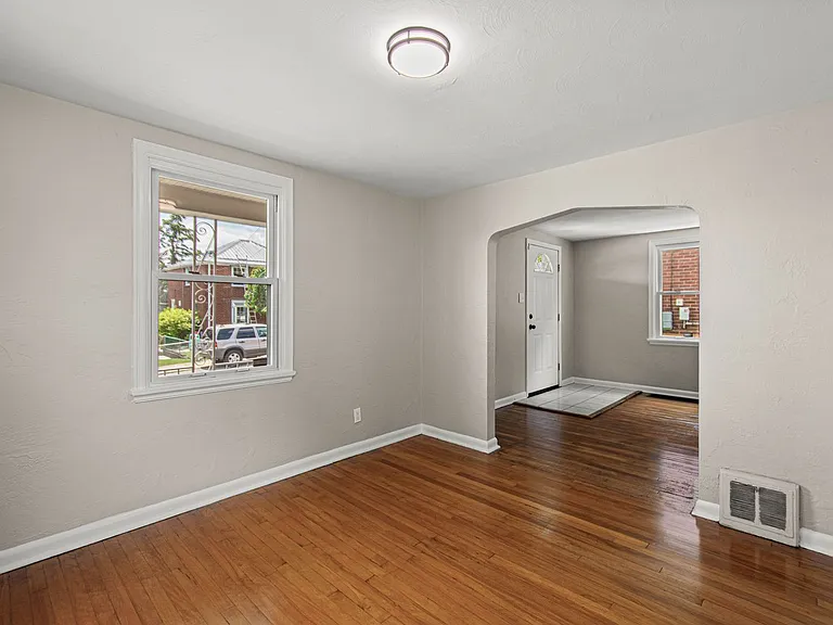 1138 W 11th St — Photo 22