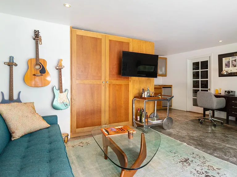 Studio/guesthouse/2nd bedroom with previous tenants furniture.