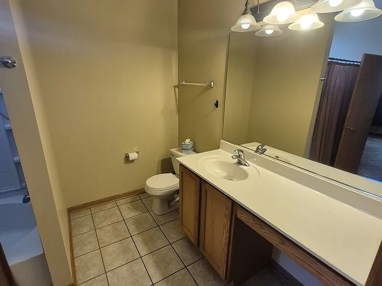 1628 Devonshire Ln — Photo 11