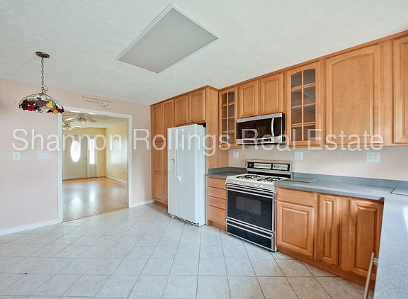 4th image of 638 York St NE