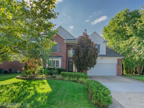 3949 Timbercrest Dr, Troy, MI 48083