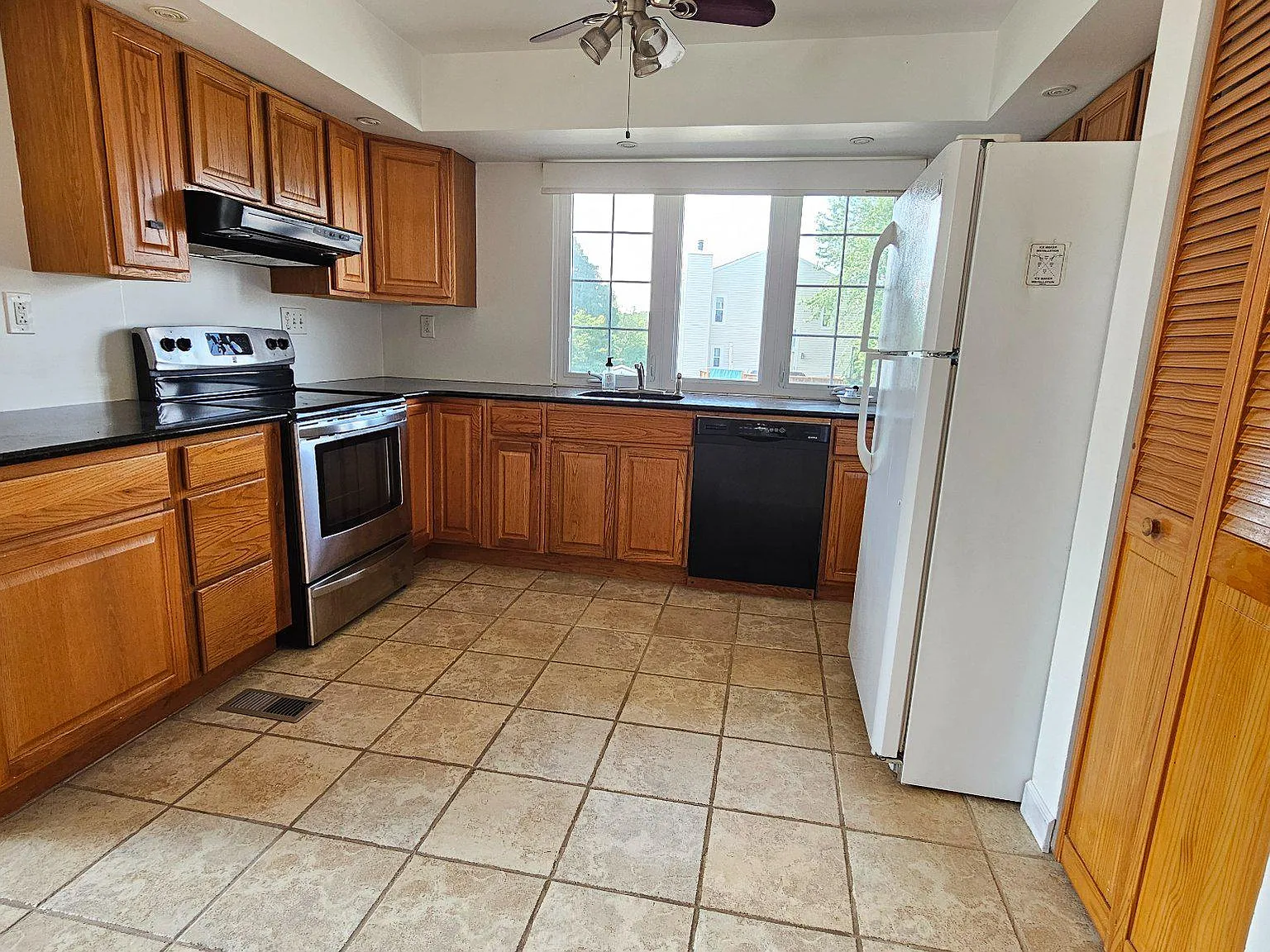 3 bed, 2.5 bath, 1440 sqft, $2,900 — Photo 2