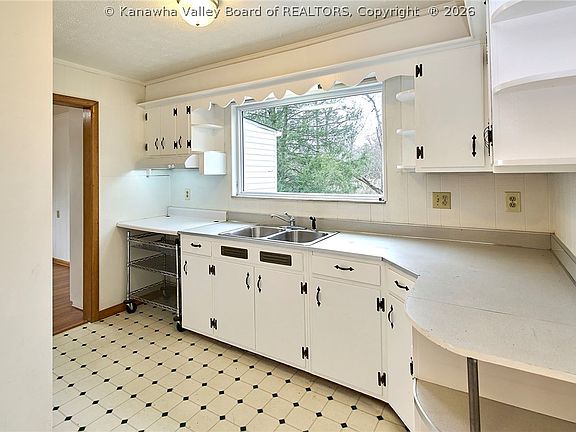 3rd image of 5202 Teays Valley Rd