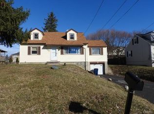103 Rowena Dr, Camillus, NY 13031