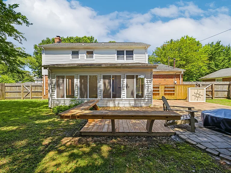 724 Yorkshire Dr — Photo 37