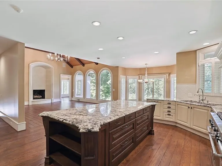 1965 W Wesley Rd NW — Photo 20