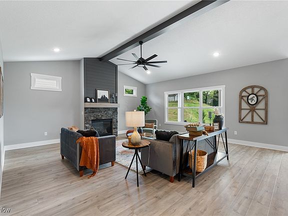 5th image of 568 Woodlands Glen Ave