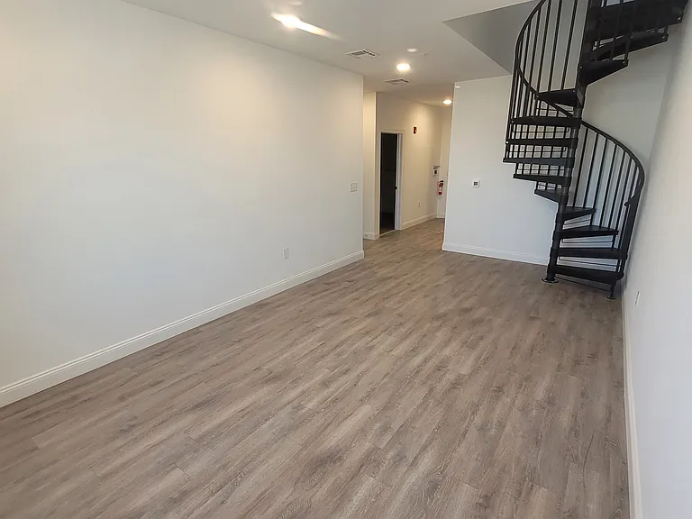 37 Main St #7 — Photo 9