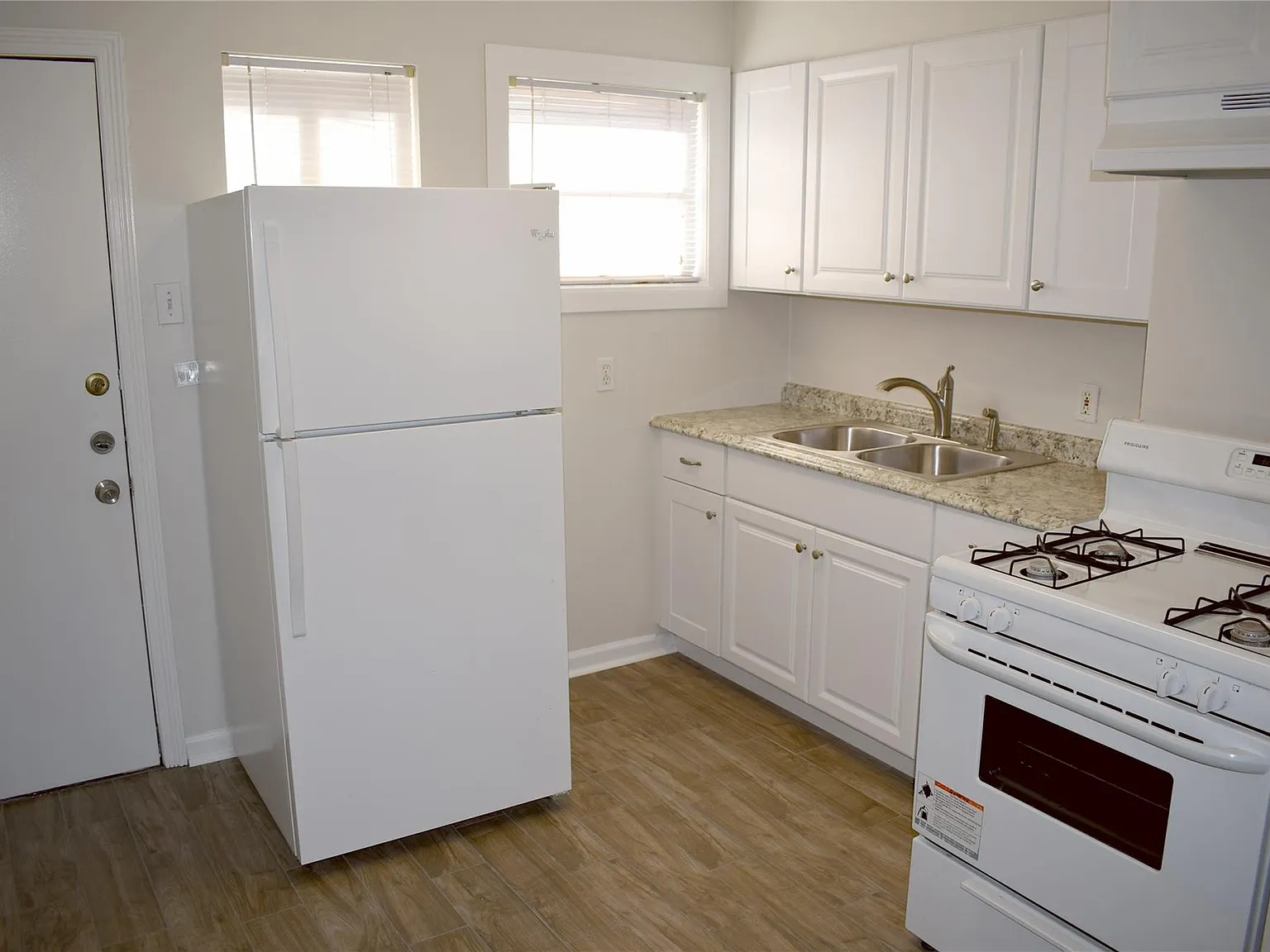 2 bed, 1.0 bath, 700 sqft, $1,050 — Photo 3