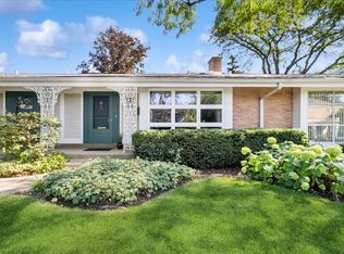 711 Carriage Hill Dr, Glenview, IL 60025