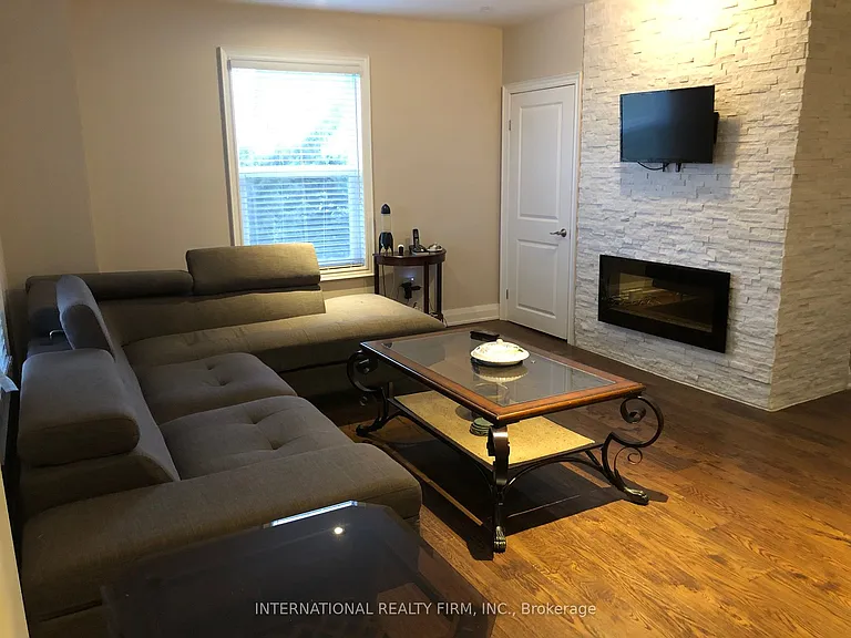 489 Kemp Rd W — Photo 3
