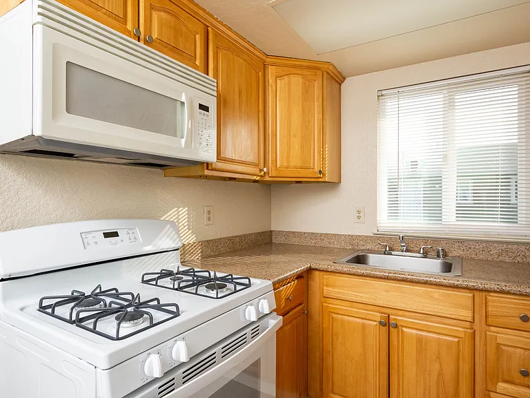 Alderwood Park Apartments — Photo 36