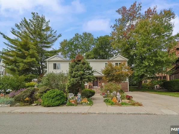 1003 Cumbermeade Rd, Fort Lee, NJ 07024