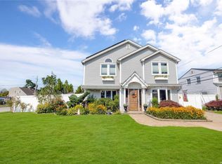 157 Swan Ln, Levittown, NY 11756