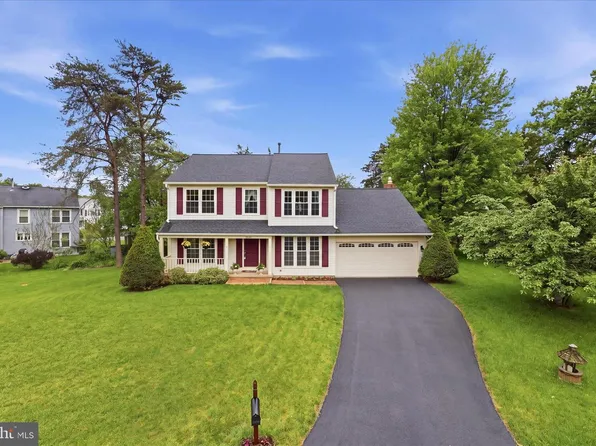 8065 Crimson Leaf Ct, Gainesville, VA 20155