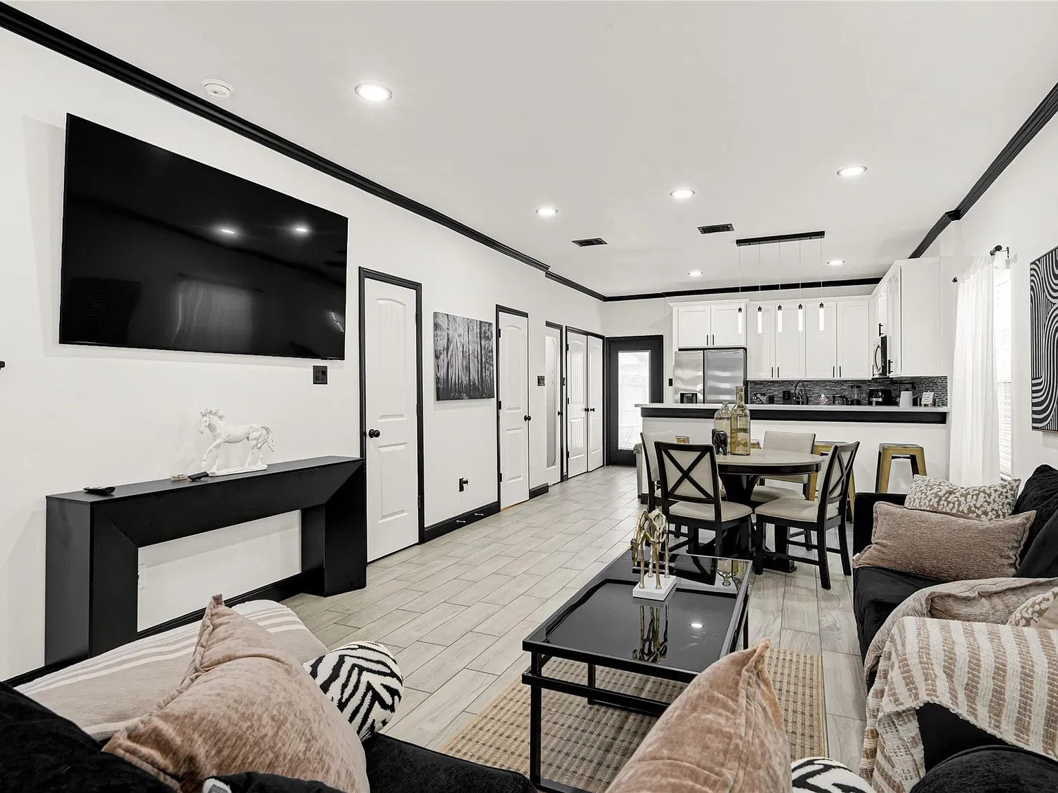 2 bed, 2.5 bath, 1310 sqft, $2,500 — Photo 3