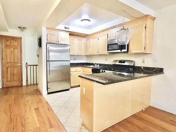 5th image of 319 W 101st St APT 1R