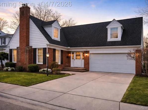 20600 Danbury Ln, Harper Woods, MI 48225