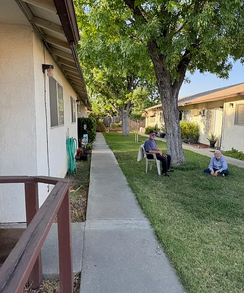 1405 Eucalyptus Avenue — Photo 3