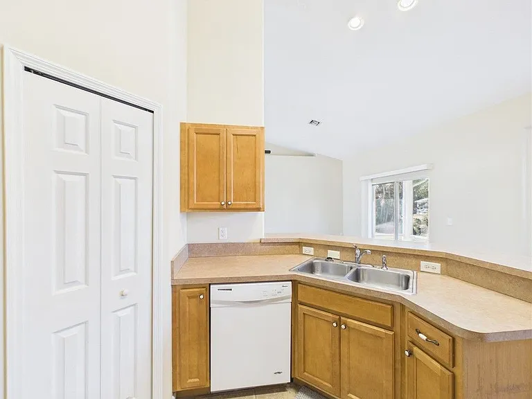 462 Lloyd St — Photo 14