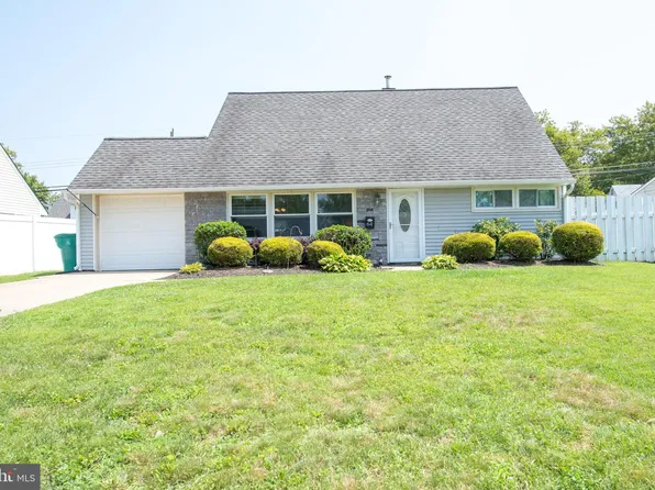 64 Kingwood Ln, Levittown, PA 19055