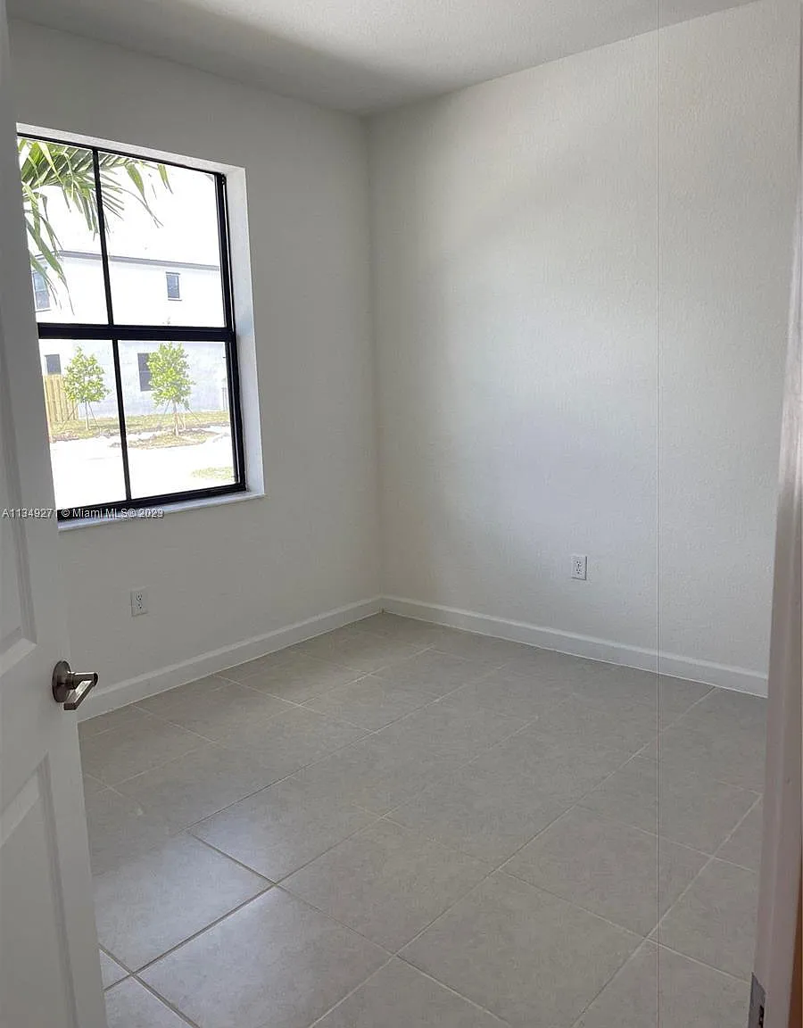 3 bed, 1668 sqft, $2,400 — Photo 2