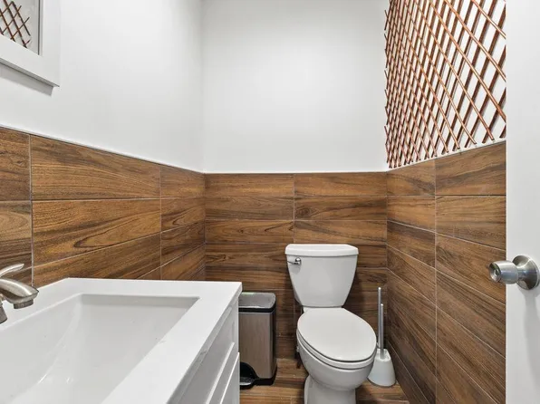 1526 43rd Street image 4 of 12