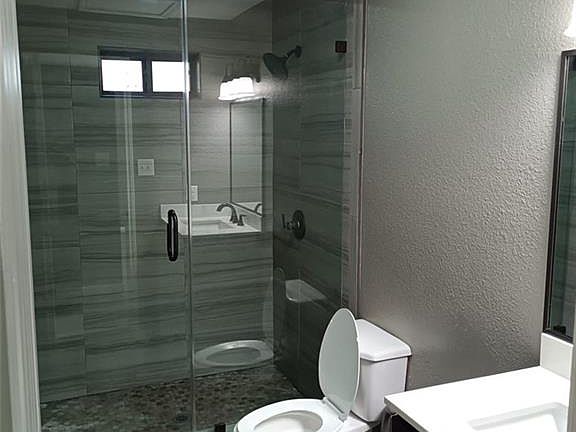 3rd image of 915 E Samano St