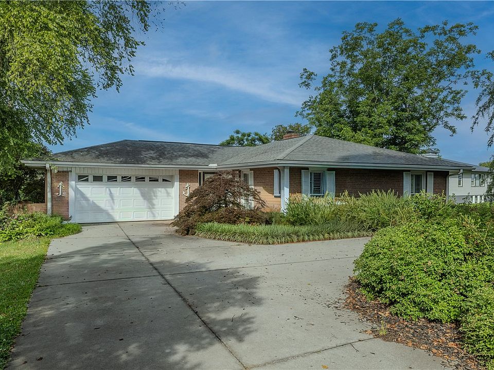 1st image of 209 Edgewater Dr
