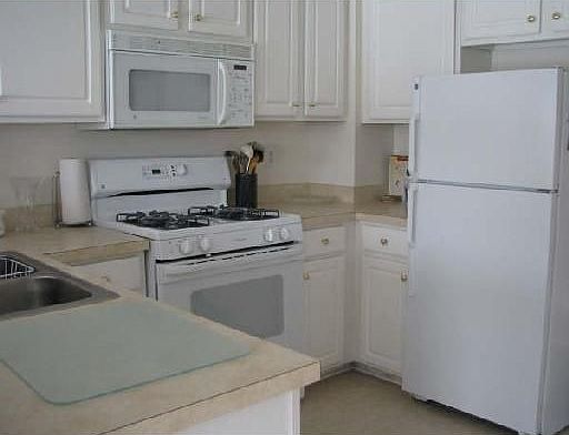 4th image of 3098 Village Cir