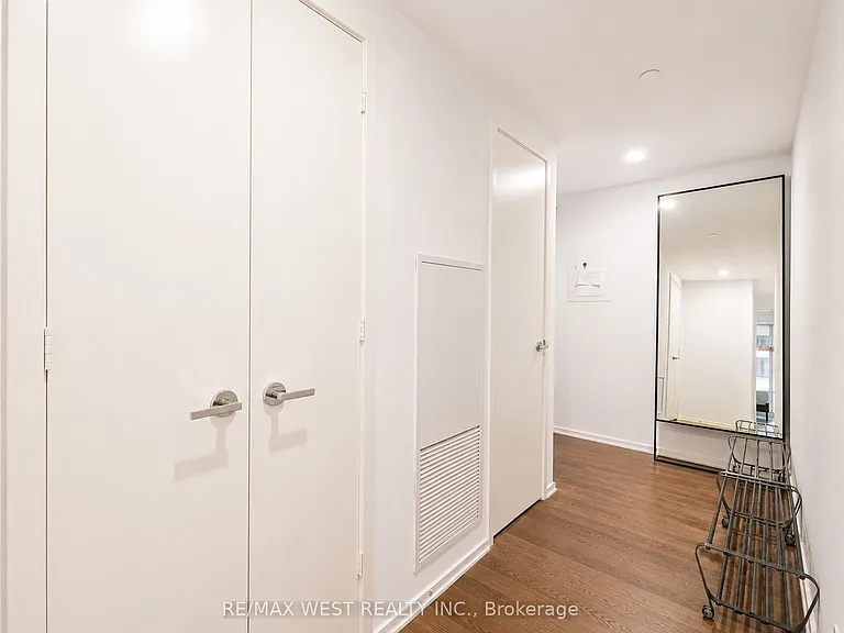 1 Bloor St E #1007 — Photo 18