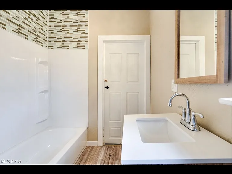 434 E Summit St — Photo 5