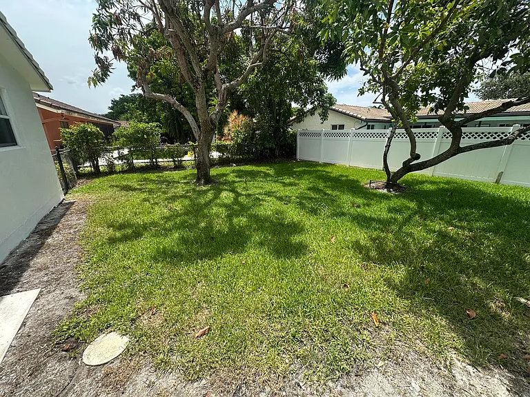 11261 NW 42nd St — Photo 30