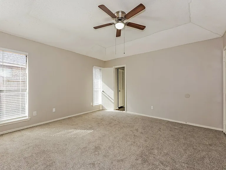 2605 Hartford Ln — Photo 9