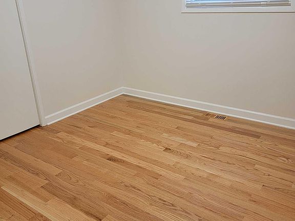 3rd image of 907 Dawn Ave