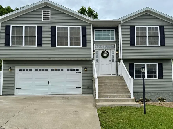 249 Woodbury Dr, Fairmont, WV 26554